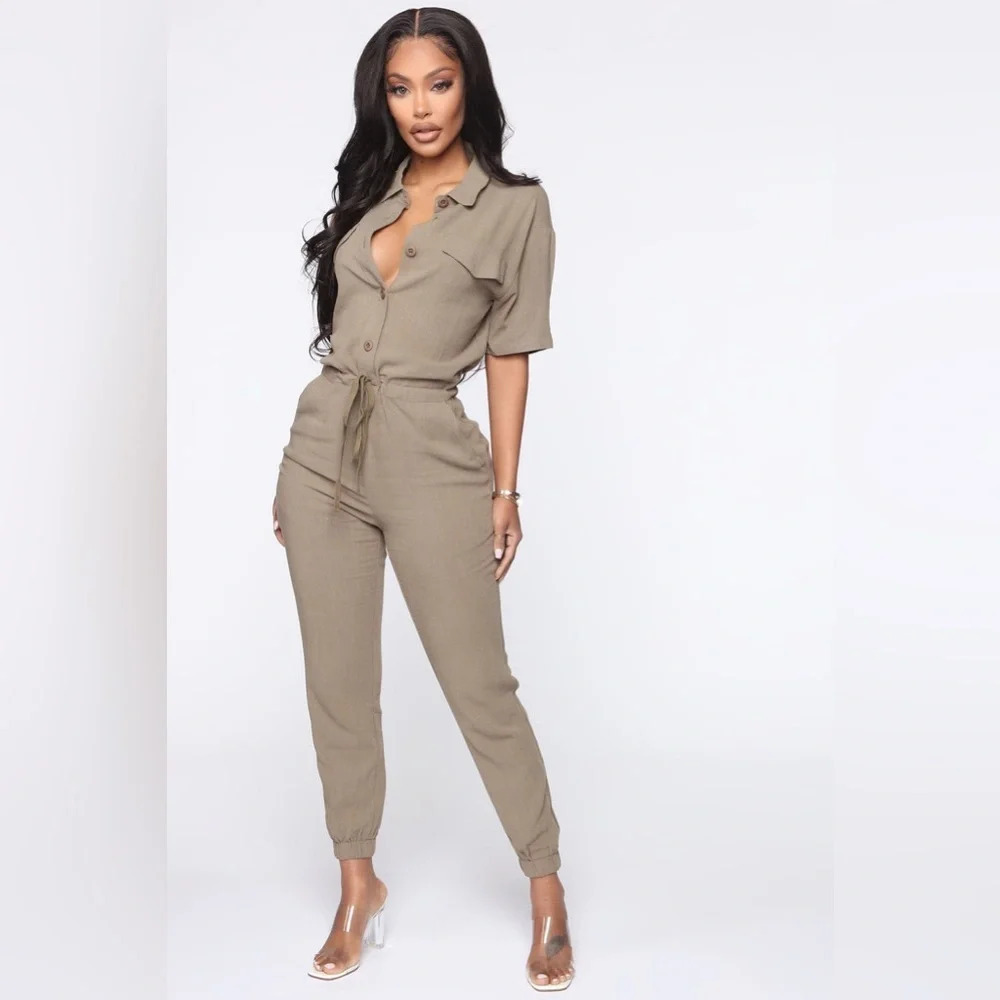 Fashion Nova NWT Light Weight Jumpsuit Size: S